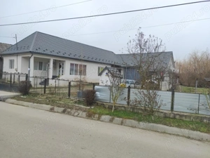 Casă de vânzare cu teren