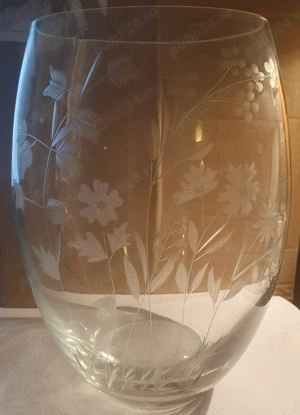 Vaza cu modele florale gravate
