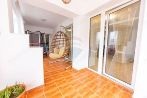 Casă spațioasă cu garaj dublu, foișor și curte amenajată - imagine 3