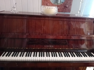 Pianina Lirika  trei pedale
