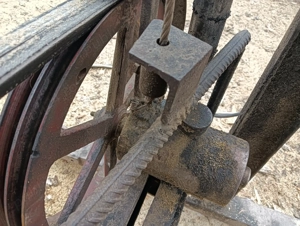 Vind volante fontă diametru 40 cm și 2 volante fontă rezervă.