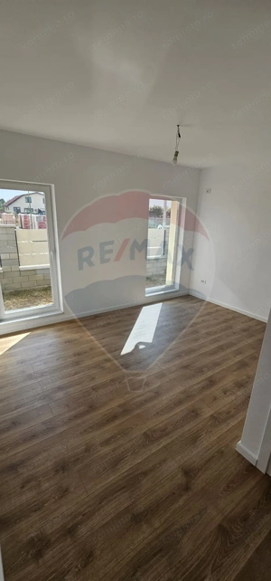 Casă / Vilă cu 4 camere de vânzare - imagine 3