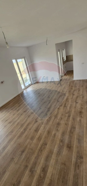 Casă / Vilă cu 4 camere de vânzare - imagine 12