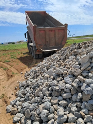 Livram beton concasat, piatra concasata