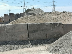 Nisip, sort, balastru, pamant nisipos si vegetal. - imagine 3