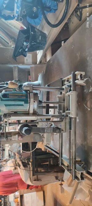 Mașină de frezat pentru fabricarea si montajul usilor si ferestrelor