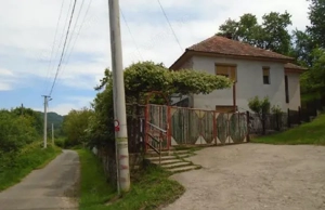 Cota de 3/32 din 3 constructii si teren-loc. Certeju de Sus, jud. Hunedoara