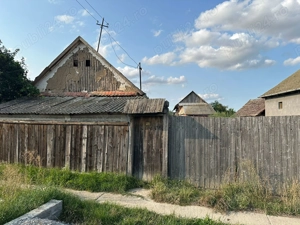 Casă de vacanță sau rezidențială care necesită renovare.