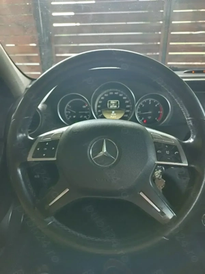 Vând Mercedes C 180