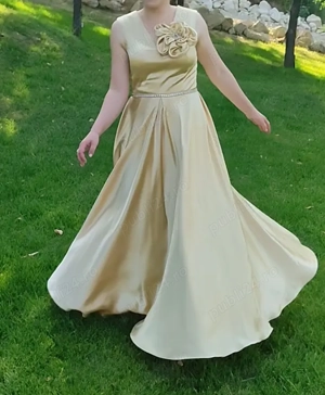 Vând rochie lungă galben auriu, mărimea M