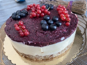 Tort Raw Vegan Fructe de Pădure și Rodie   Mireille de Margaux   