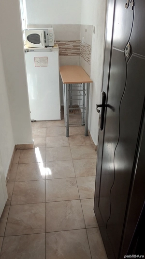 închiriez garsonieră 