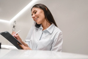 Receptioneră   clinică de înfrumusețare premium