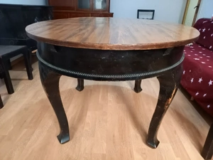 Masă ovală extensibilă din lemn masiv, sculptată, blat panel