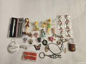 Medalioane de pus la gât, insigne, și multe brelocuri, pentru copii, sau de colecție. 