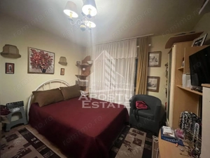 Apartament cu 3 camere si 2 bai, decomandat in zona Girocului