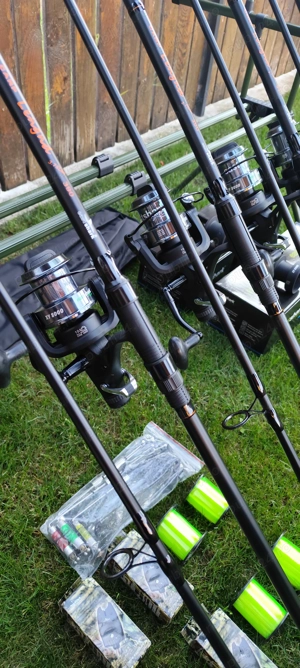 Set Pescuit,4 Lansete 3,90m,4 Mulinete 8000 cu Baitrunner,Rod Pod