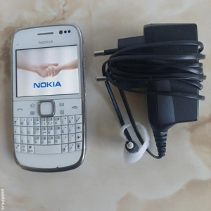 Vând Nokia E6 White perfect funcțional și NEcodat + încărcător [poze reale]