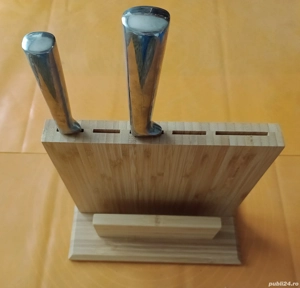 2 Cuțite de bucătărie și 1 suport de lemn, noi