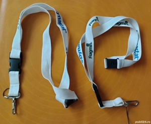 2 Lanyard-uri (snur de gât) cu carabină care prind telefon sau ecusoane)