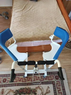 Scaun multifunctional, hidraulic pentru transferul si toaleta pacientilor  - imagine 3