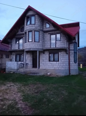 Casa tip vilă, aproape de Mănăstirea Bârsana