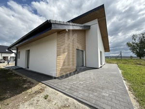 Casă pe un singur nivel INDEPENDENTĂ ENERGETIC - Cartier NOU - imagine 2