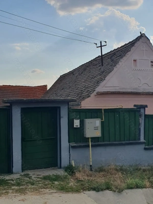 Vând casă cu teren intravilan și utilități 1701 mp