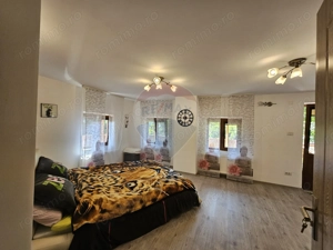 Casă solidă din cărămidă, mobilată, garaj, teren generos – Tarcău - imagine 5