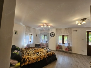 Casă solidă din cărămidă, mobilată, garaj, teren generos – Tarcău - imagine 11