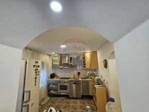 Casă solidă din cărămidă, mobilată, garaj, teren generos – Tarcău - imagine 3