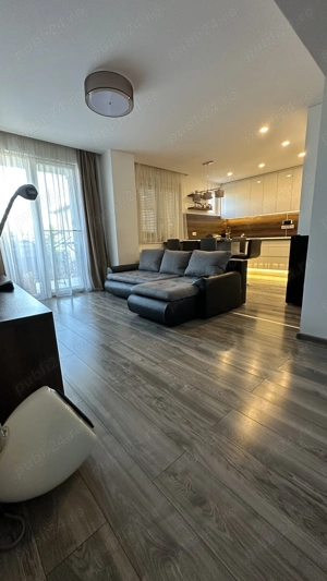 Apartament de vânzare, modern, cu 4 camere, garaj și curte - imagine 2