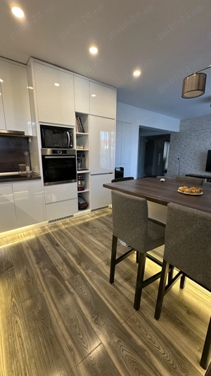 Apartament de vânzare, modern, cu 4 camere, garaj și curte - imagine 3