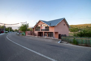 De vânzare clădire spațioasă în Hoceni, județul Vaslui   locuință sau spațiu comercial - imagine 2