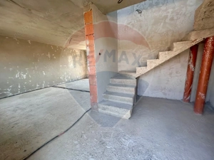 Casă  de vanzare la gri cu 4 camere,teren 552mp in Les - imagine 4