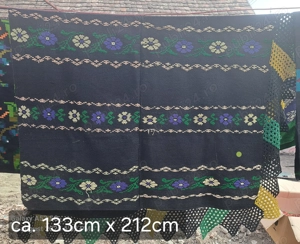 Covor tradițional negru cu modele florale