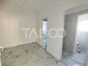 Spatiu comercial cu vitrina pe 3 niveluri cu suprafata utila de 915mp  - imagine 10