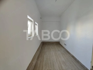 Spatiu comercial cu vitrina pe 3 niveluri cu suprafata utila de 915mp  - imagine 8