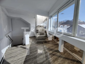 Spatiu comercial cu vitrina pe 3 niveluri cu suprafata utila de 915mp  - imagine 6