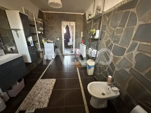 Casa de vanzare 5 camere zona barbeque  salon de evenimete ciubar  - imagine 14