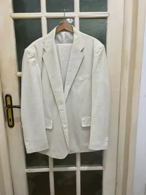 costum alb barbati , impecabil , folosit de 3 ori