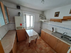 Vând apartament 2 camere etaj 2 în Botoșani zona Școlii nr.8  - imagine 3