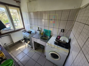 Cetatii. Etaj 1. Centrala proprie. 4 camere transformat in 3 camere decomandat - imagine 2