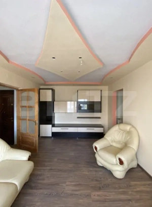 Apartament de 3 camere, 2 bai si balcon inchis, etaj intermediar