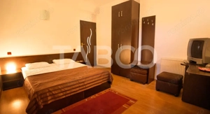 Pensiune 13 camere 16 bai sauna piscina si teren 1565 mp Cisnadioara - imagine 3