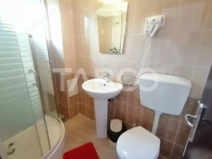 Pensiune 13 camere 16 bai sauna piscina si teren 1565 mp Cisnadioara - imagine 19