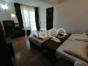 Pensiune 13 camere 16 bai sauna piscina si teren 1565 mp Cisnadioara - imagine 18