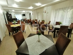 Pensiune 13 camere 16 bai sauna piscina si teren 1565 mp Cisnadioara - imagine 16