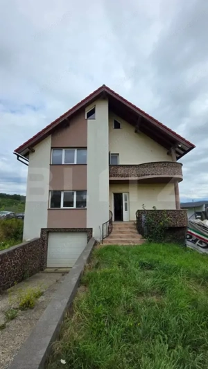 Casa cu 5 camere, 300 mp, teren 27 ari, Valea Rusului