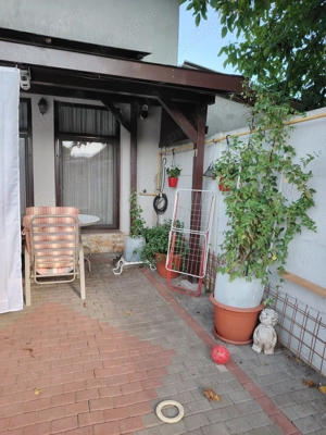 Casuta si curte in oras - imagine 9